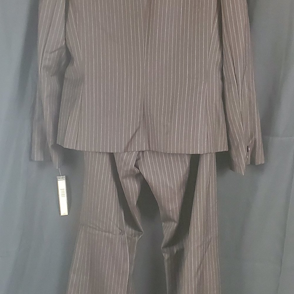 AUTHENIC TAHARI PINSTRIPED PANT SUIT - Picture 5 of 8